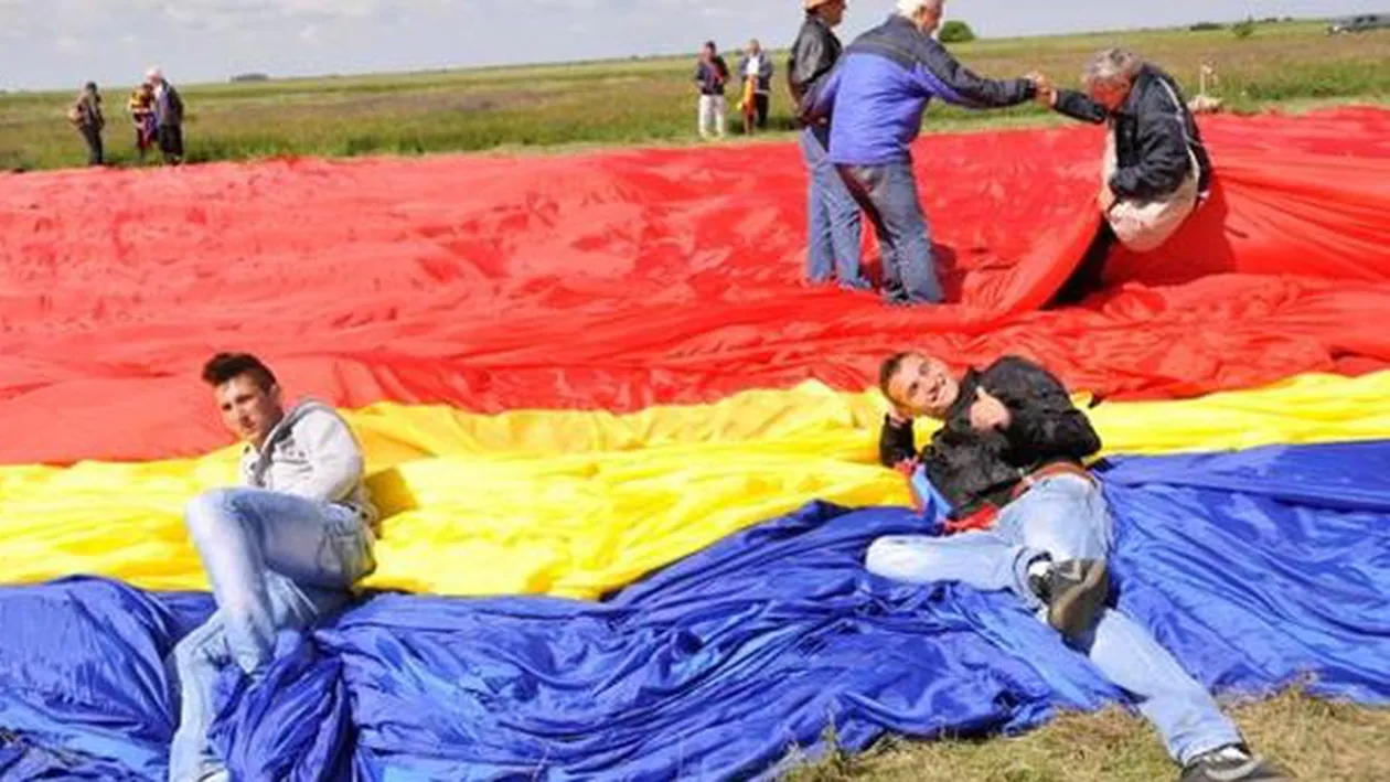 Românii, campioni la recorduri trăsnite: De la 3,3 kilometri de prezervative înnodate, la cea mai mare lingură de lemn (FOTO)