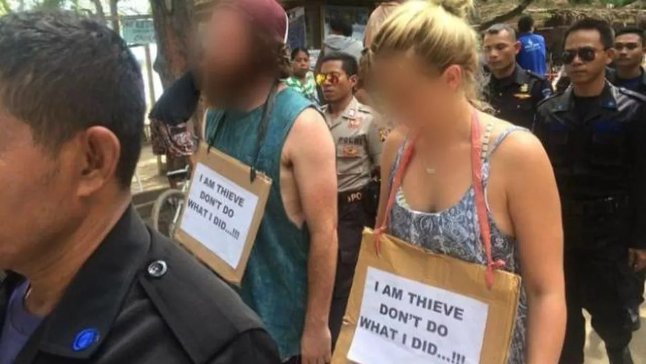 Așa se face dreptate în Indonezia: Turiști străini, puși să meargă pe „drumul rușinii” cu pancarte atârnate de gât (FOTO)