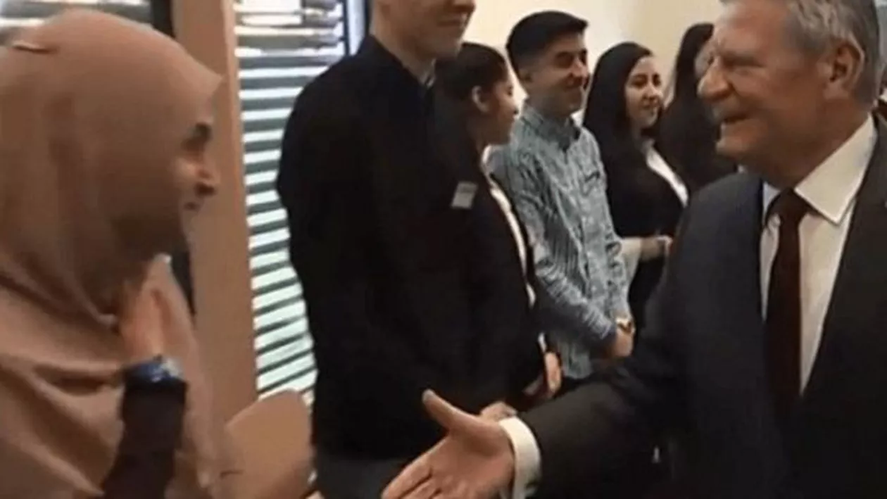 O musulmană REFUZĂ să dea mâna cu PREȘEDINTELE! Reacția acestuia este INIMAGINABILĂ! (FOTO)