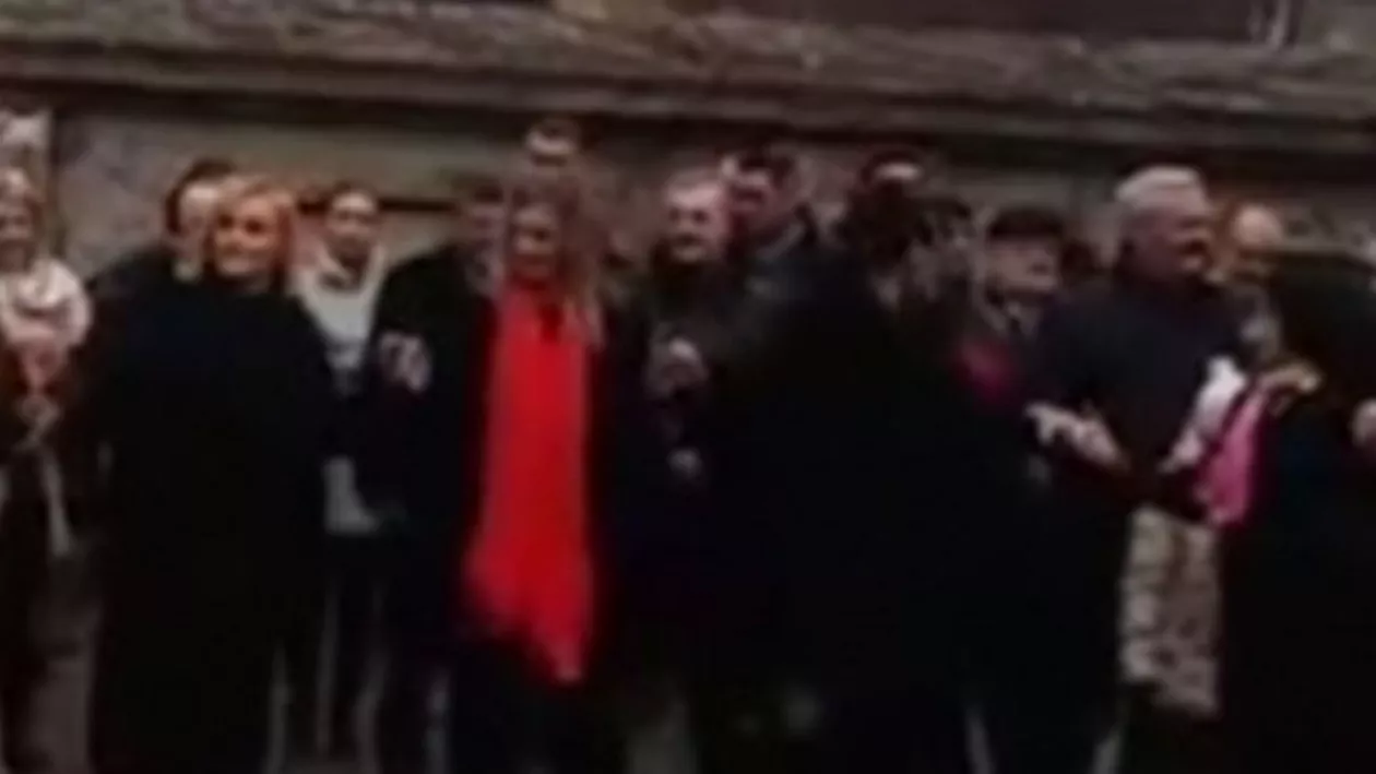 HORA VICTORIEI LA PSD! Gabriela Firea a dat tonul sărbătorii din curtea lui Liviu Dragnea (VIDEO)