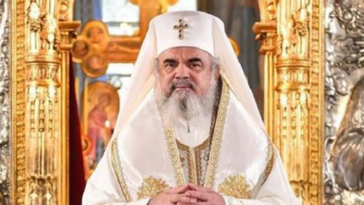 PATRIARHUL DANIEL: Sărbătoarea Nașterii Domnului ne cheamă SĂ DĂRUIM oamenilor pe care îi întâlnim IUBIRE, pace și bucurie, lumină și speranță, mai ales celor bolnavi și singuri, SĂRACI și neajutorați (VIDEO)