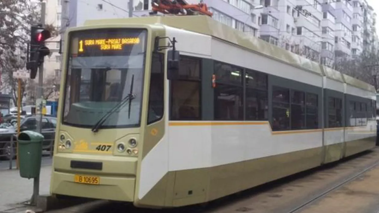 Tramvaie colorate cu graffiti în Capitală la cererea RATB (FOTO)