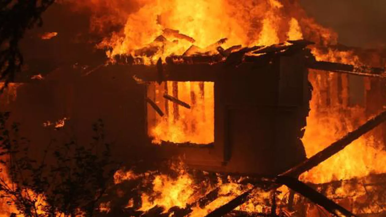 EROU de Crăciun! Un băieţel de 9 ani şi-a salvat fraţii mai mici dintr-un incendiu care le-a distrus casa (FOTO)