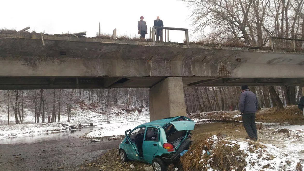 Accident teribil în Vrancea: O femeie a murit și alte două sunt rănite grav. Mașina în care se aflau a căzut de pe un pod (FOTO)