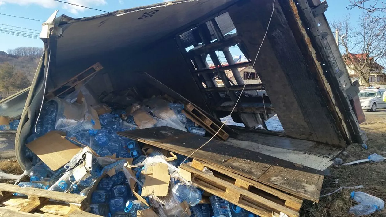 Un TIR încărcat cu apă minerală s-a RĂSTURNAT în Prahova. Șoferul, preluat de SMURD