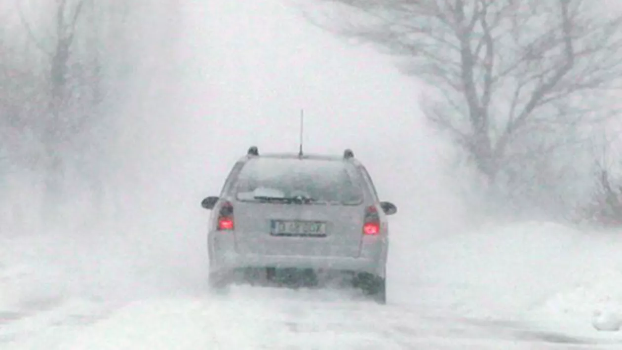 VISCOLUL FACE RAVAGII! Maşini blocate în zăpadă