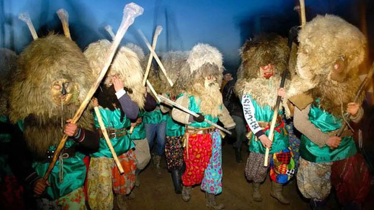 BĂTAIA TRADIŢIONALĂ de Anul Nou de la Ruginoasa a fost INTERZISĂ (VIDEO)