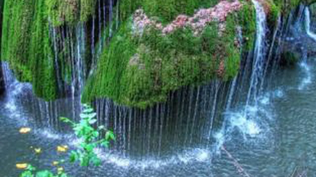 Imagini de POVESTE: Peisaj splendid oferit de Cascada Bigăr în anotimpul rece (FOTO)