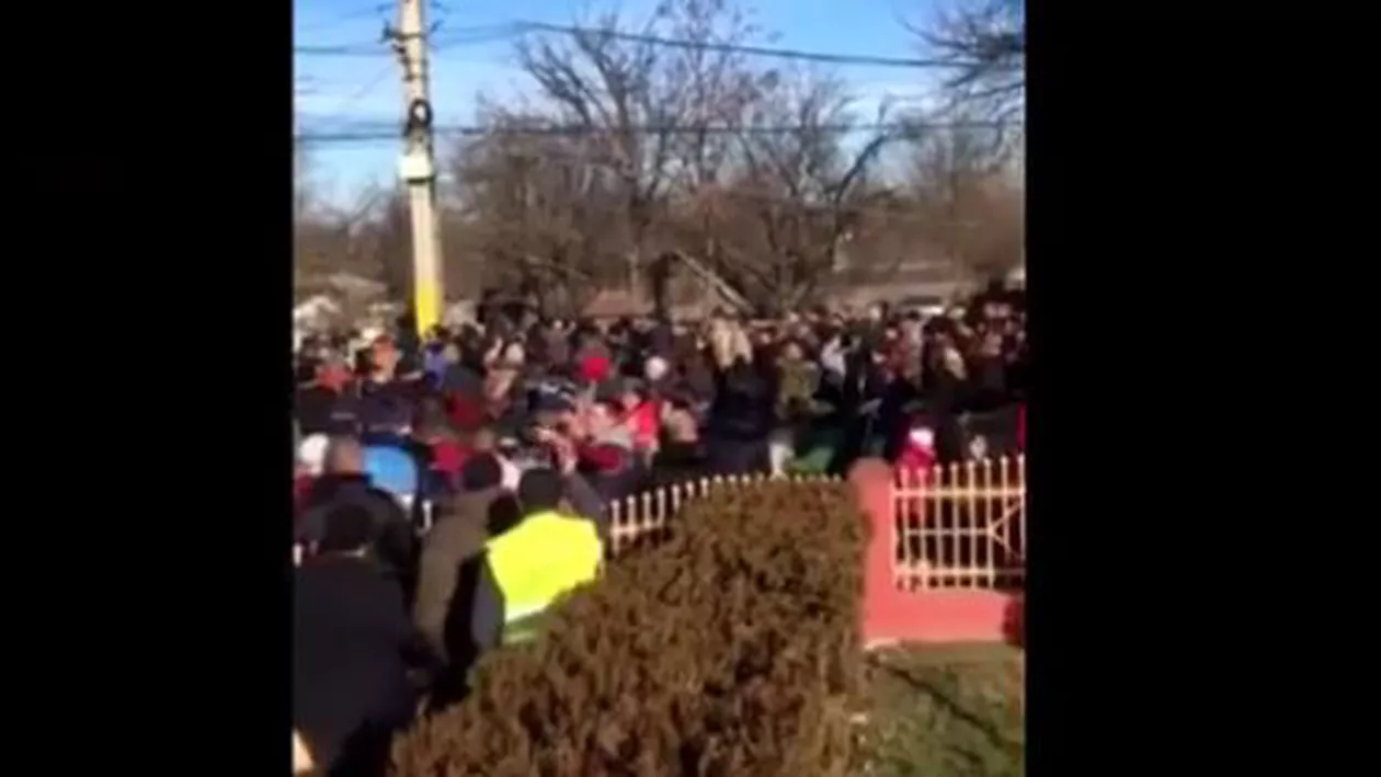 “Sub o mască de aia de urs poate să vină un TERORIST”. Explicații HALUCINANTE ale primarului din Corni care nu și-a primit sătenii cu colindul (VIDEO)