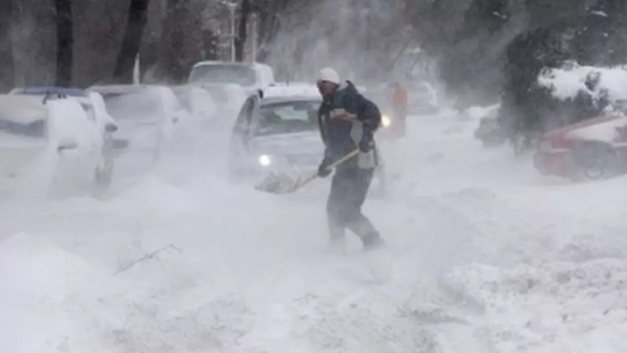 România, sub ZĂPADĂ. ANM AVERTIZEAZĂ: Este posibil să avem COD ROŞU de viscol şi ninsori