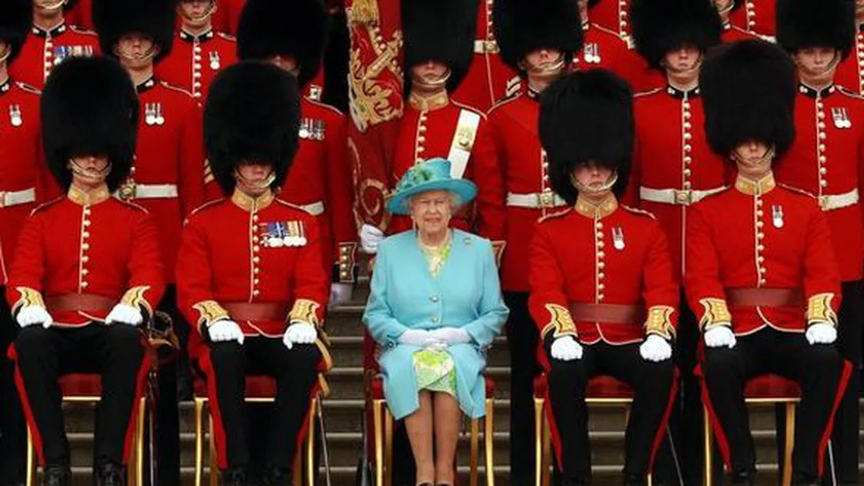 Regina Elisabeta a II-a era să fie împușcată de unul dintre militarii din Garda de la Buckingham