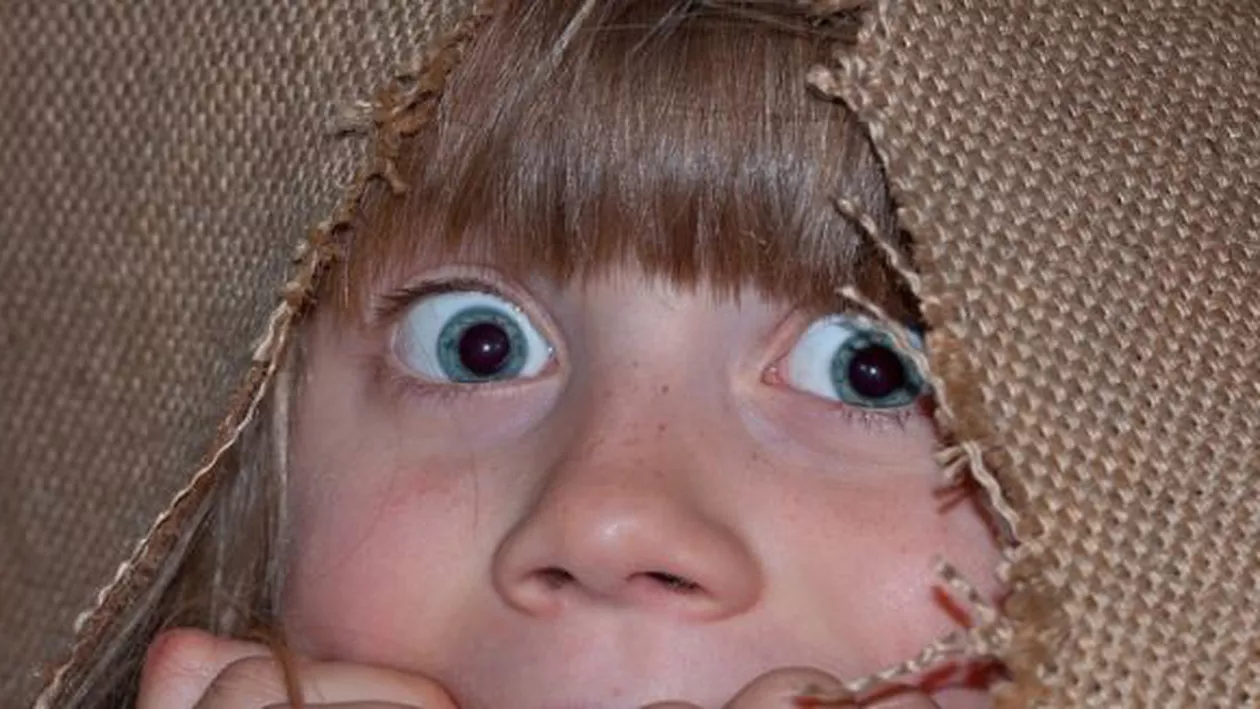 FĂRĂ CUVINTE: În Botoșani un cuplu a întreținut relații intime cu colega de clasă a fiicei lor. Fata nici măcar nu era majoră! Află ce vârstă avea