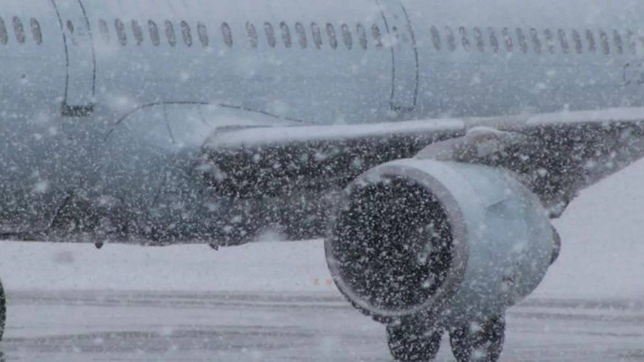 Trafic aerian ÎN CONDIȚII DE IARNĂ: DECOLĂRI ANULATE și ÎNTÂRZIATE pe aeroportul din Capitală