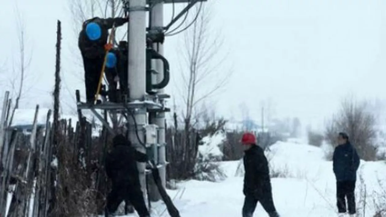 Mii de români, FĂRĂ CURENT ELECTRIC din cauza viscolului