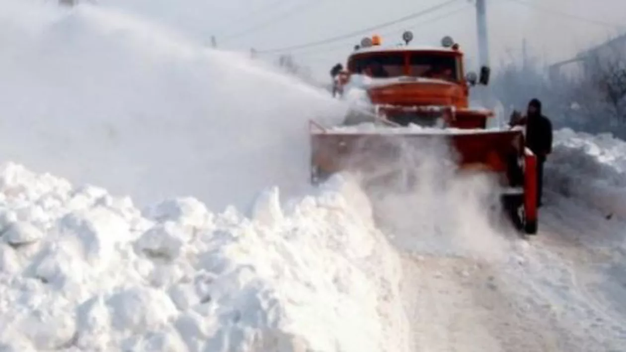 Intervenţie de salvare a Armatei pe Autostrada Sorelui: Zeci de persoane blocate