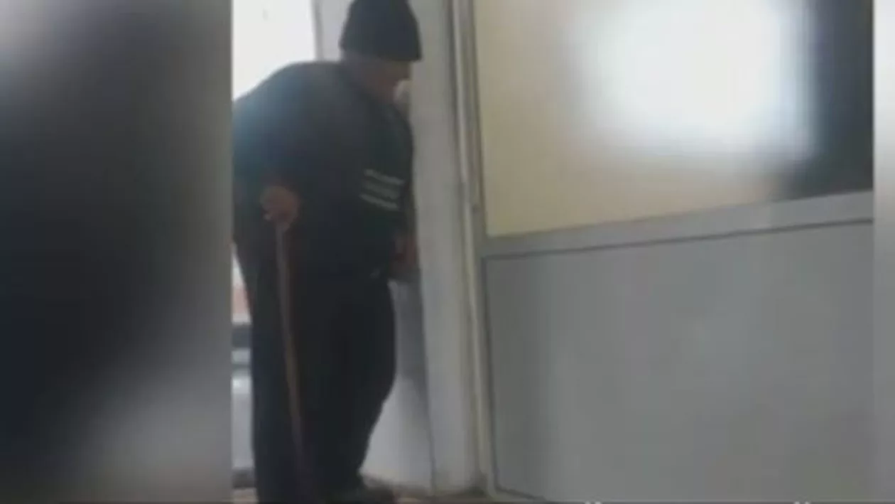 Scenă REVOLTĂTOARE la Roman: Un BĂTRÂN grav bolnav a fost IGNORAT de MEDICII Spitalului Municipal. Raed ARAFAT a condamnat LIPSA de EMPATIE (VIDEO)