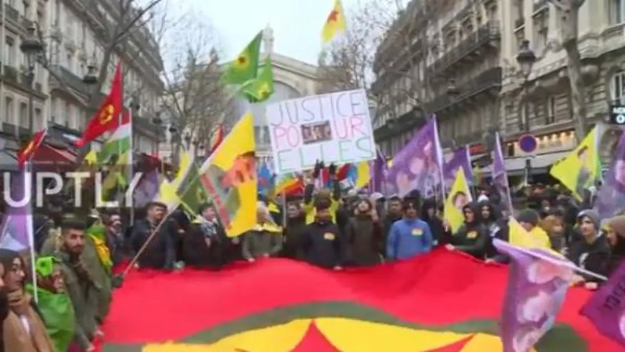 Paris: Mii de oameni au cerut în stradă dreptate pentru trei femei kurde ucise în 2013 (VIDEO)