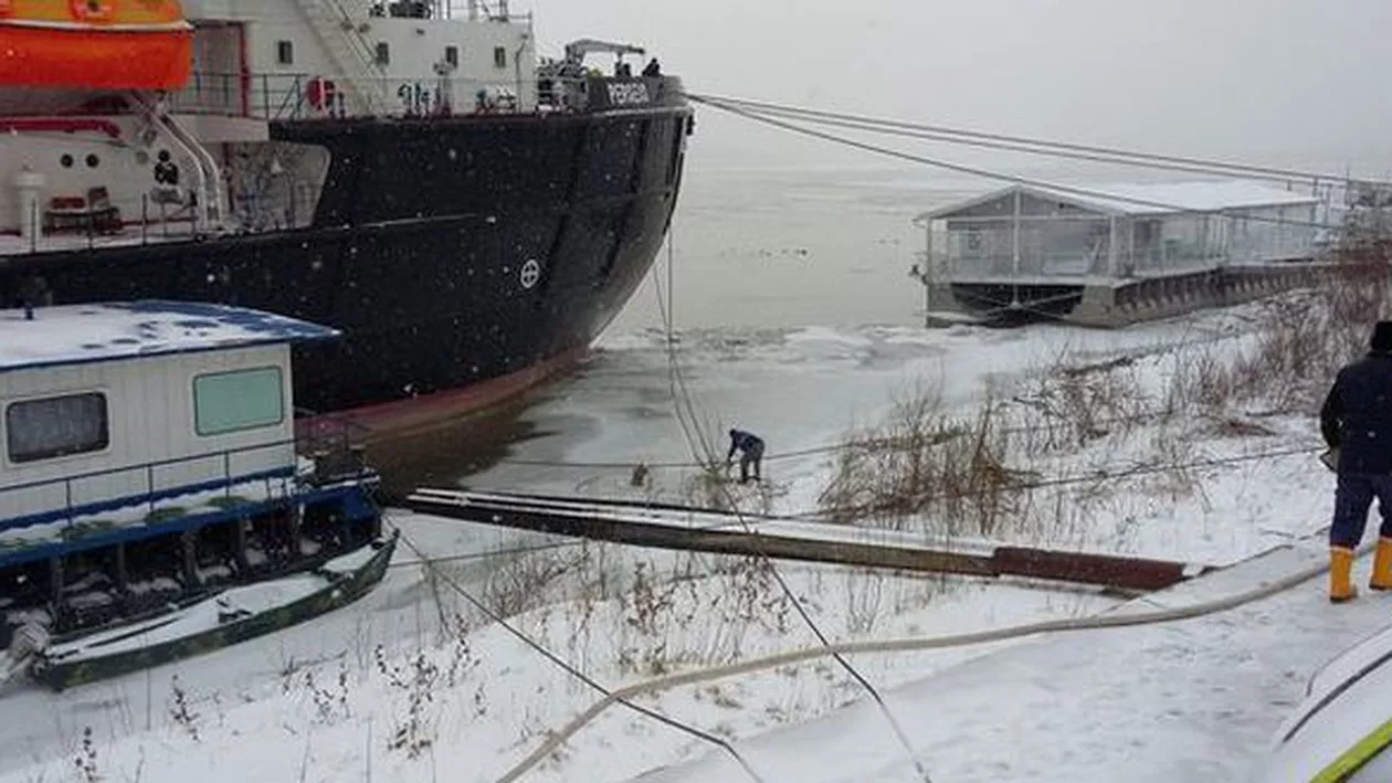 O navă sârbească a eșuat malul românesc al Dunării