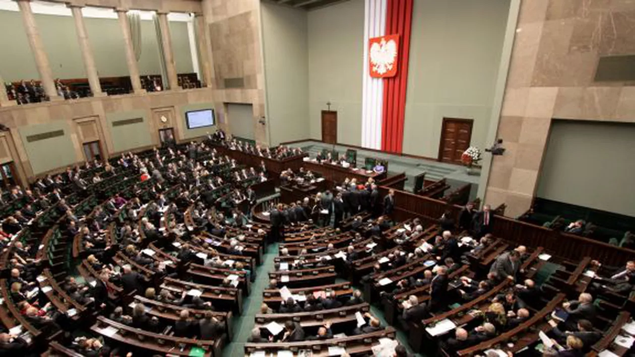 Polonia: Partidul de guvernământ a RETRAS proiectul de lege care viza LIMITAREA accesului PRESEI în Parlament