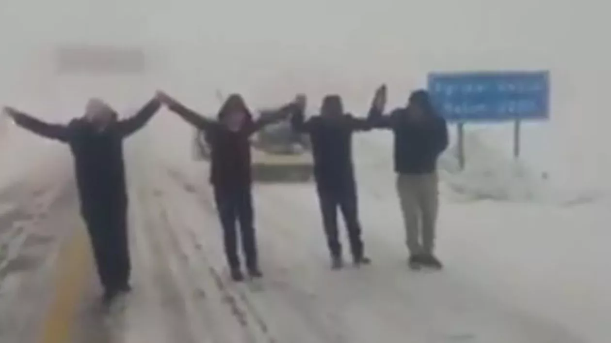 DANSUL oamenilor BLOCAȚI ÎN ZĂPADĂ a ajuns VIRALUL ZILEI! (VIDEO)