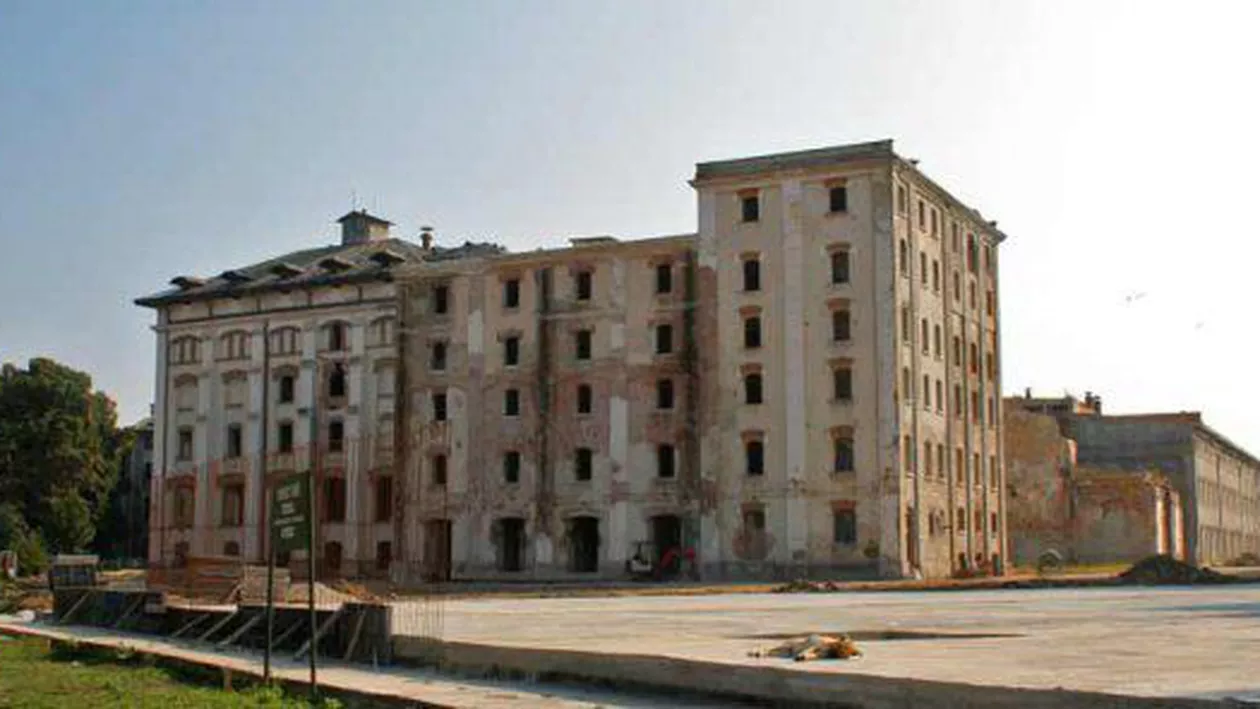 PERICOL în Capitală: Fațada unui perete al fostei fabrici de bere Rahova s-a PRĂBUȘIT