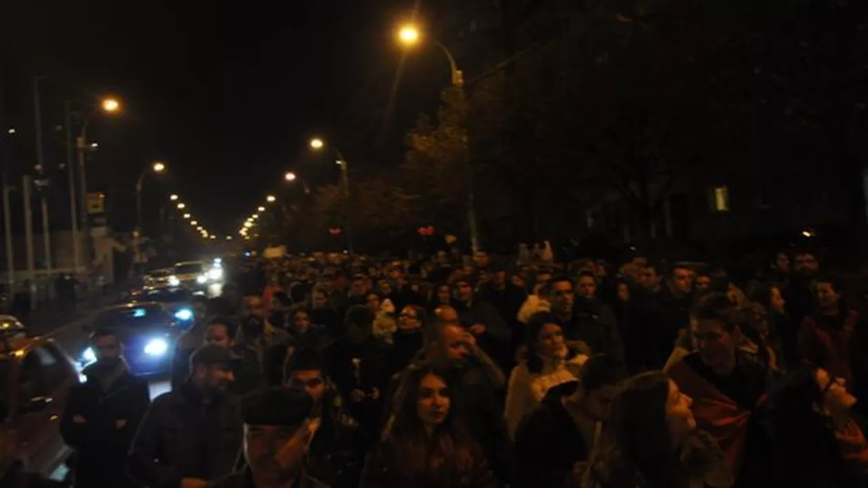 Reporterii Antena 3 au făcut CUNOȘTINȚĂ cu FURIA PROTESTATARILOR! Oamenii AU ARUNCAT CU BULGĂRI DE ZĂPADĂ în ei și i-au ÎNJURAT la mitingul anti-CIORBEA