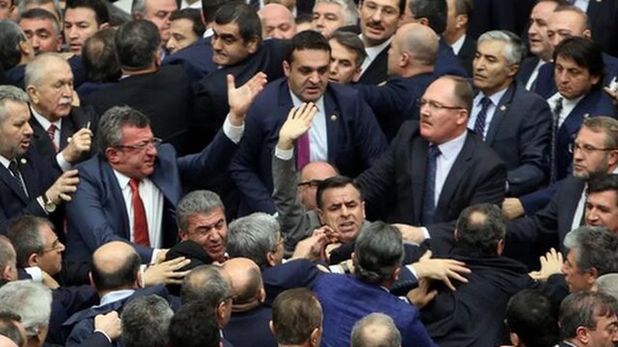 Parlamentul de la Ankara, RING DE BOX! Parlamentarii s-au făcut K.O. (VIDEO)