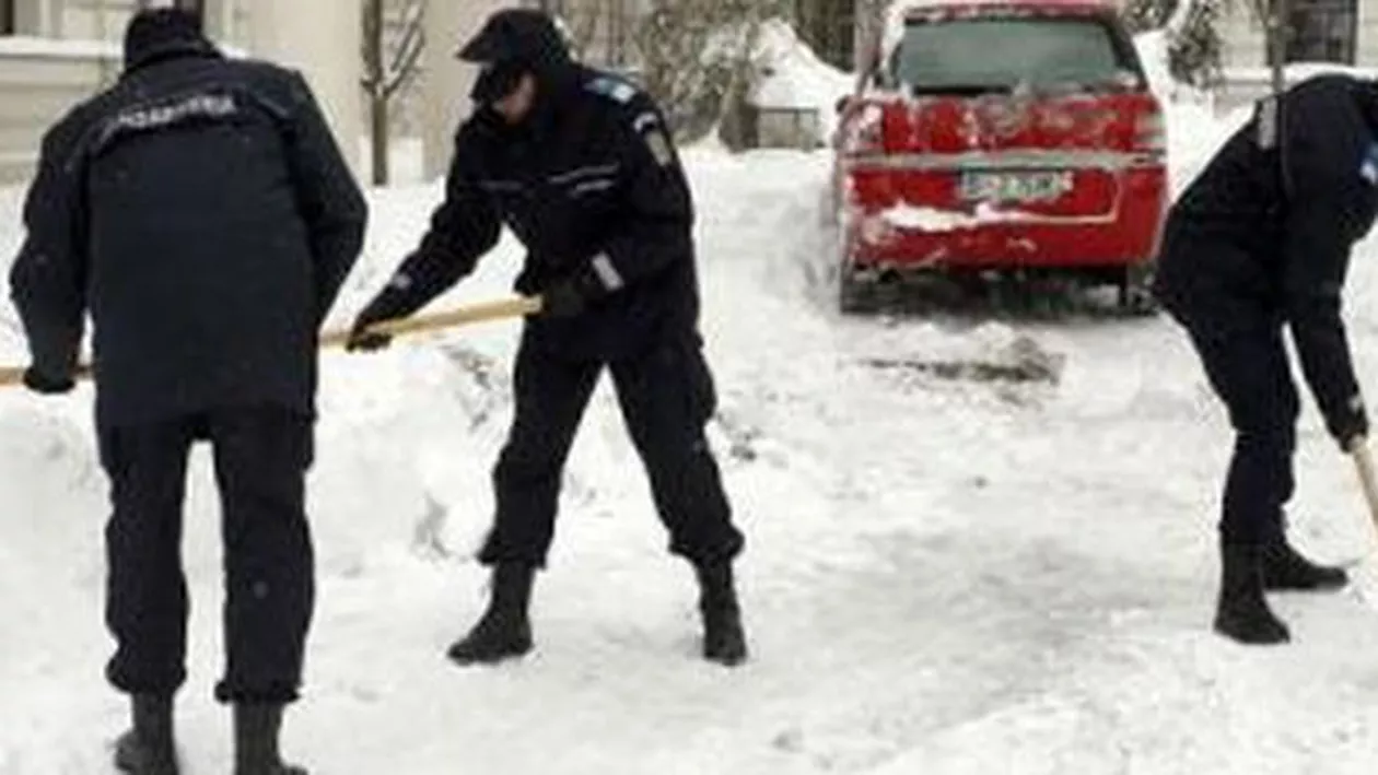 "Fie la paradă, fie la...zăpadă...!" Militarii, scoși la DESZĂPEZIRE! (VIDEO)