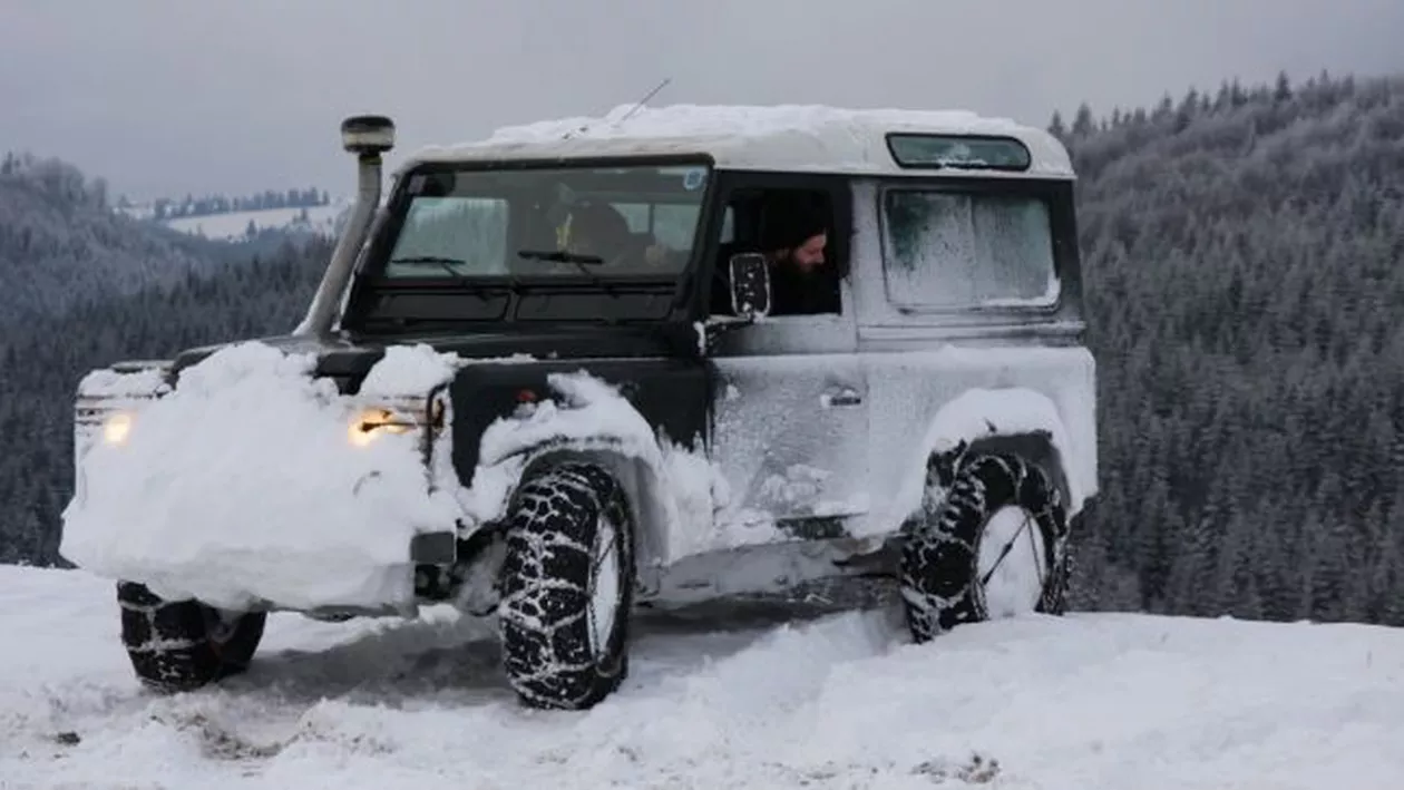„Preotul off-road“ de la Bistriţa! Merge la casele enoriașilor cu un Land Rover  4x4 (FOTO)