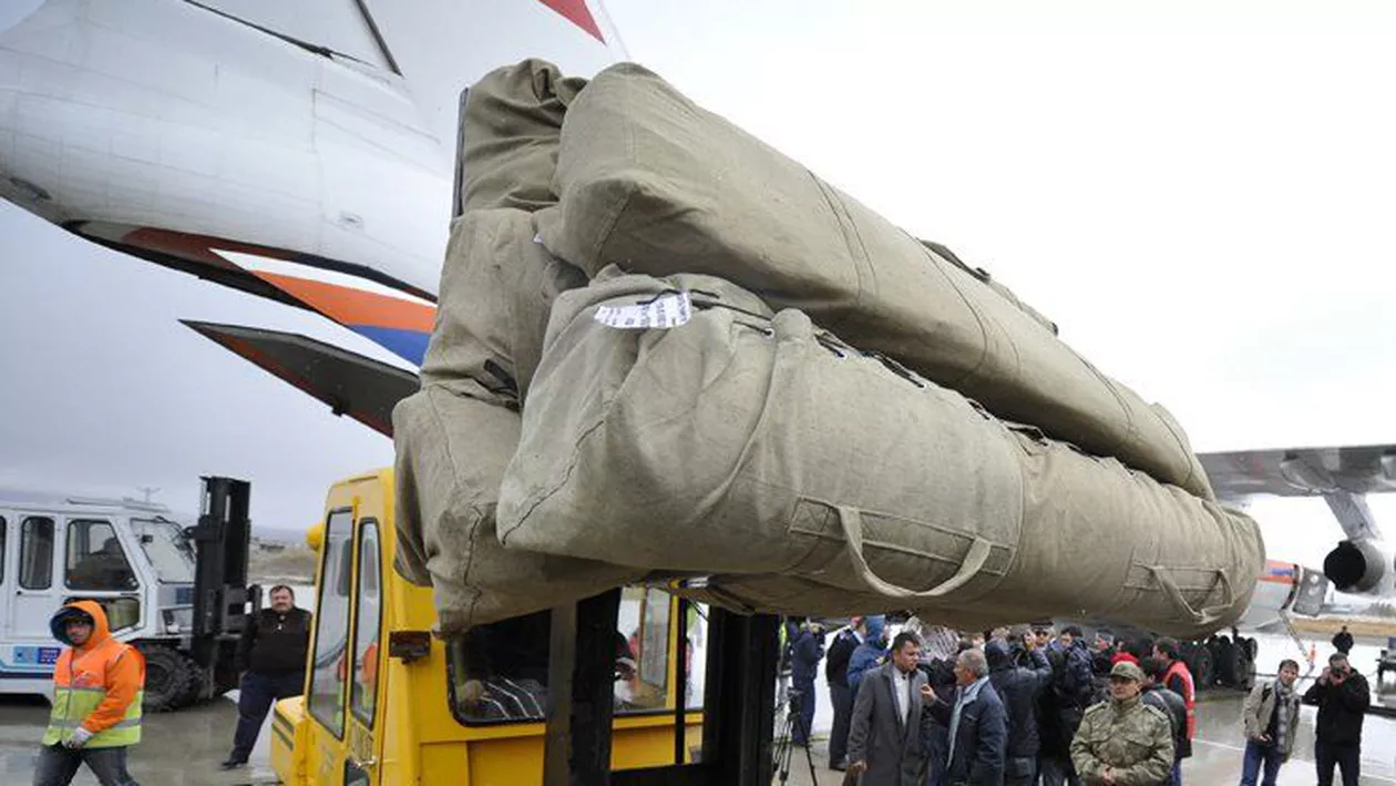 AJUTOR de la MAI: Alimente transportate cu un elicopter pentru echipajul unei barje imobilizate pe Dunăre