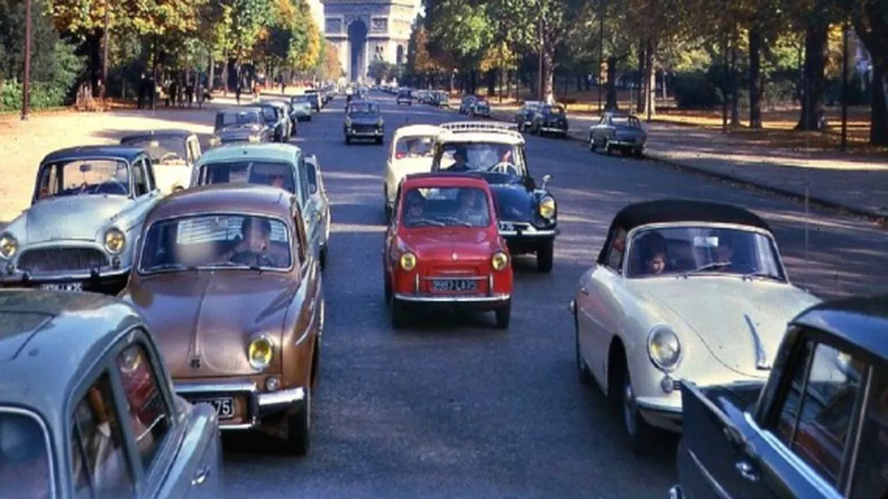Manifestație „de EPOCĂ” la Paris: Peste 100 de mașini vechi în centrul orașului au protestat împotriva restricțiilor de circulație