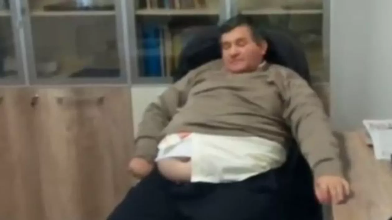 ”Pe mine mă cheamă ILIE GHERHEȘ și BEAU SUTĂ LA SUTĂ”: Directorul unui muzeu din Baia Mare, în STARE DE EBRIETATE în timpul serviciului (VIDEO)