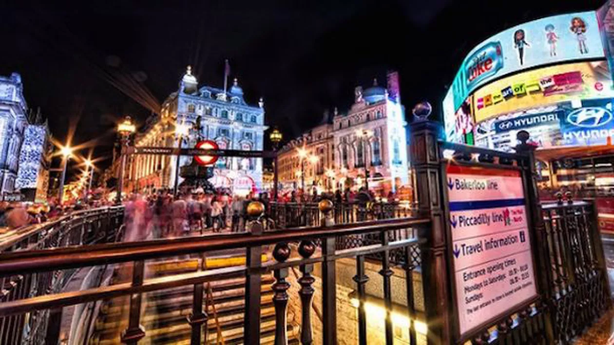 LONDRA: Pentru prima oară după mai bine de 70 de ani, LUMINILE din Piccadilly Circus au fost STINSE