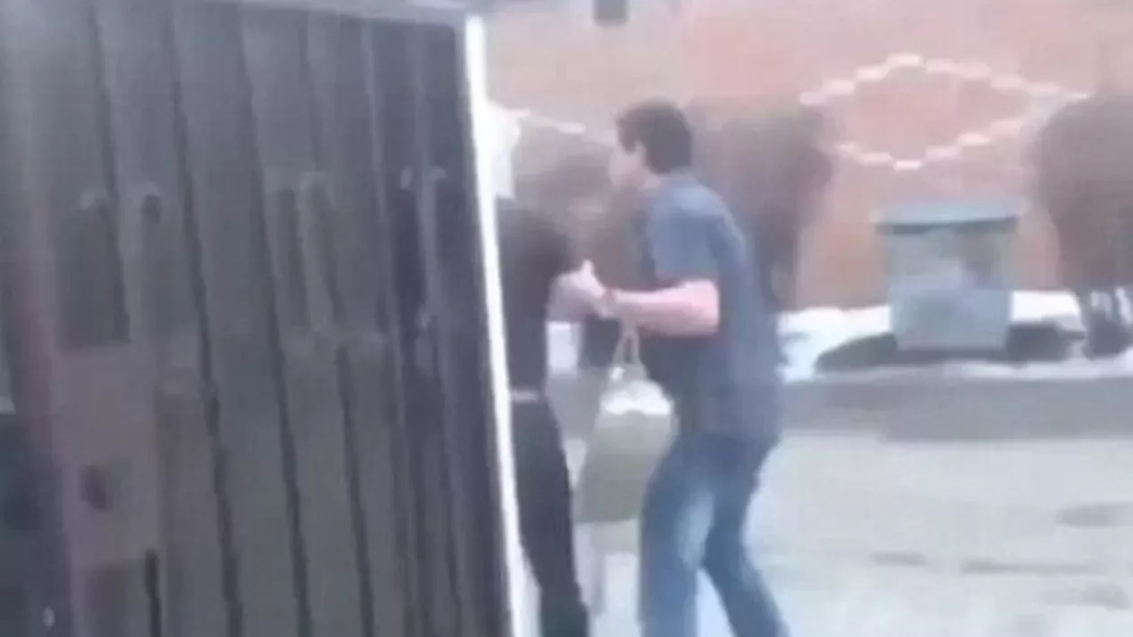 Ceartă șocantă între doi iubiți. După ce aflat că prietena l-a înșelat, a aruncat-o în gunoi (VIDEO)