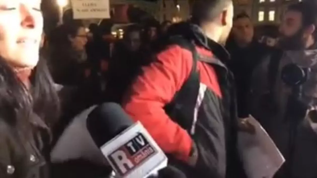 ”MINCINOȘILOR! Mi-ar fi RUȘINE să țin chestia aia în mână!” Jurnaliștii RTV, CRITICAȚI DUR de protestatarii din Cluj care scandau împotriva legii grațierii și amnistiei (VIDEO)