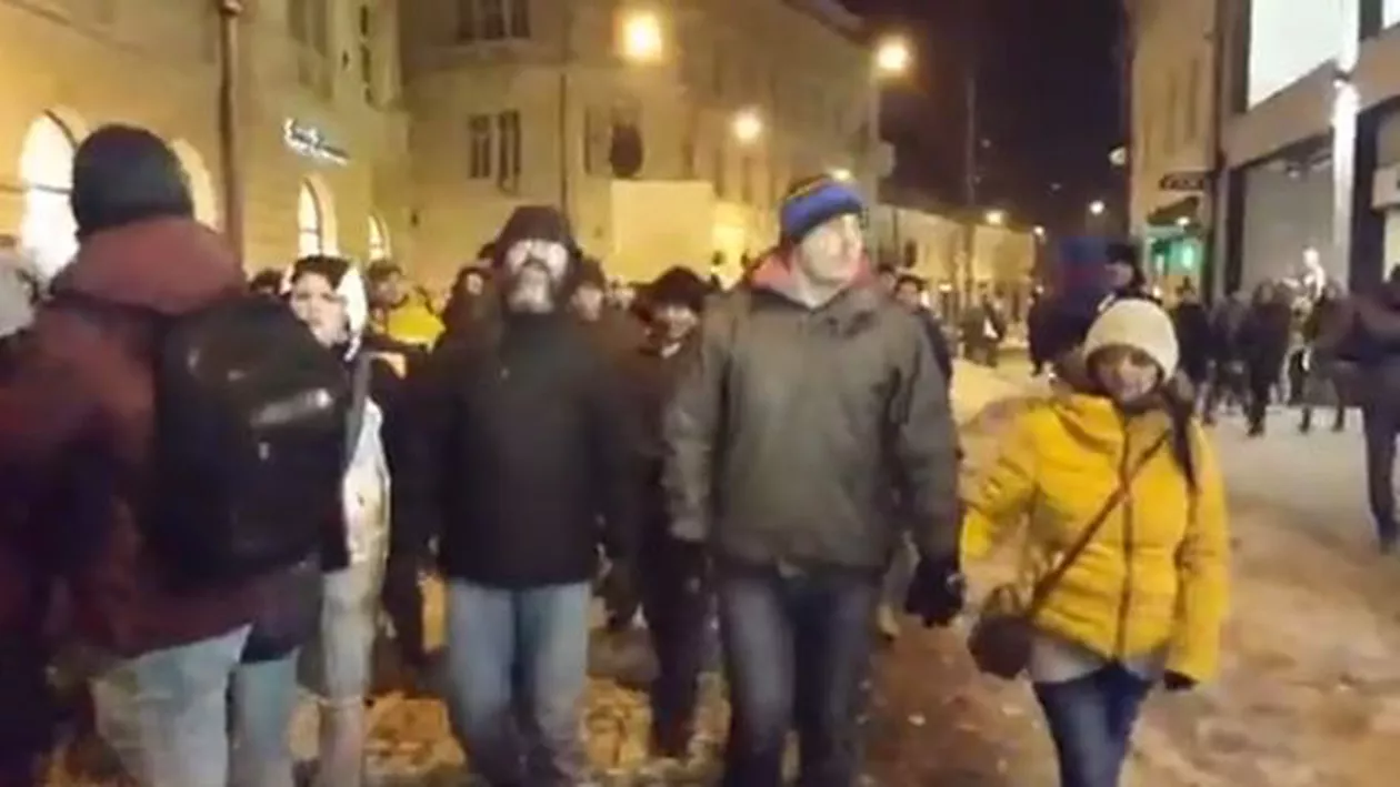 Sibienii au PROTESTAT pentru a doua zi consecutiv față de legea GRAȚIERII: Sute de oameni s-au adunat în centrul orașului (VIDEO)