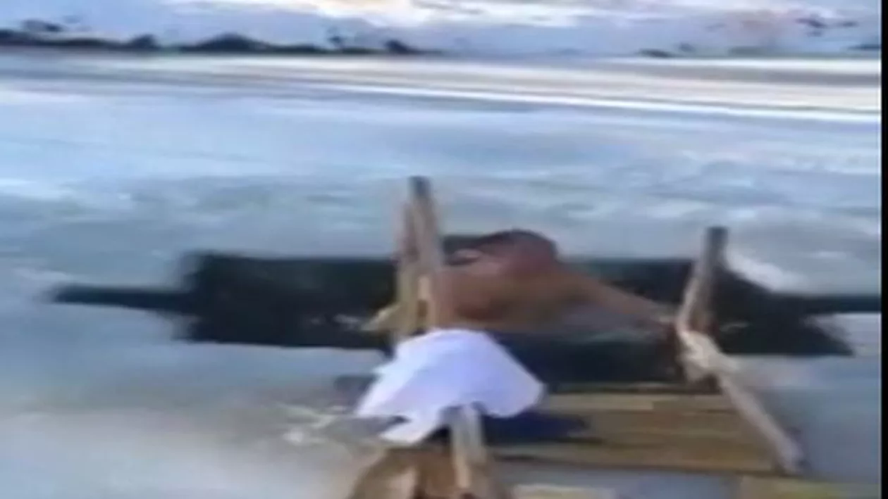 Președintele Republicii Moldova, baie la copcă. Igor Dodon a sărbătorit Boboteaza pe rit vechi intrând într-un râu înghețat: "Pentru că Biserica are nevoie de creștini sănătoși și viguroși" (VIDEO)