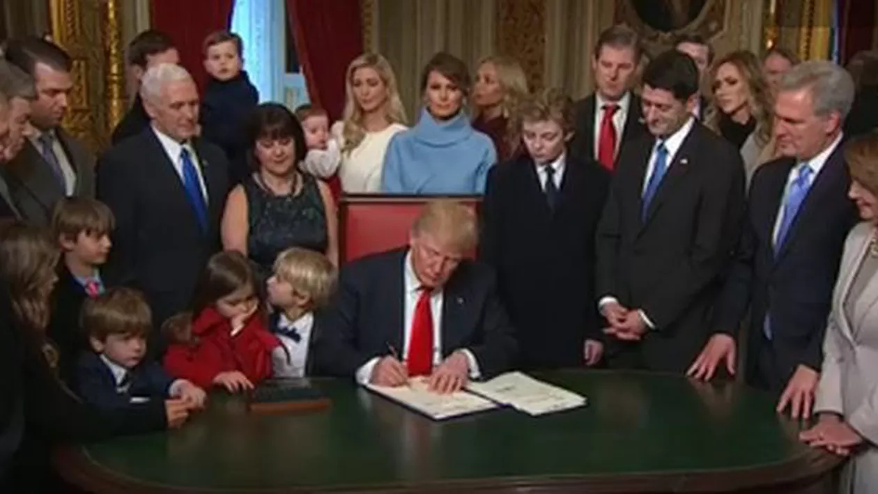 Donald Trump a semnat deja primele documente în calitate de PREȘEDINTE al SUA: Ce s-a întâmplat cu stiloul folosit de liderul american (VIDEO)