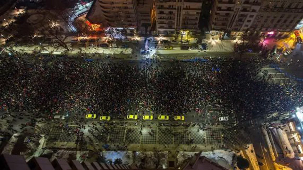 PROTESTE ÎN TOATĂ ȚARA: Peste 30.000 de persoane au ieșit în București și în mai multe orașe pentru a își arată opoziția față de grațiere și modificarea Codului Penal. KLAUS IOHANNIS S-A ALĂTURAT PROTESTULUI (VIDEO)