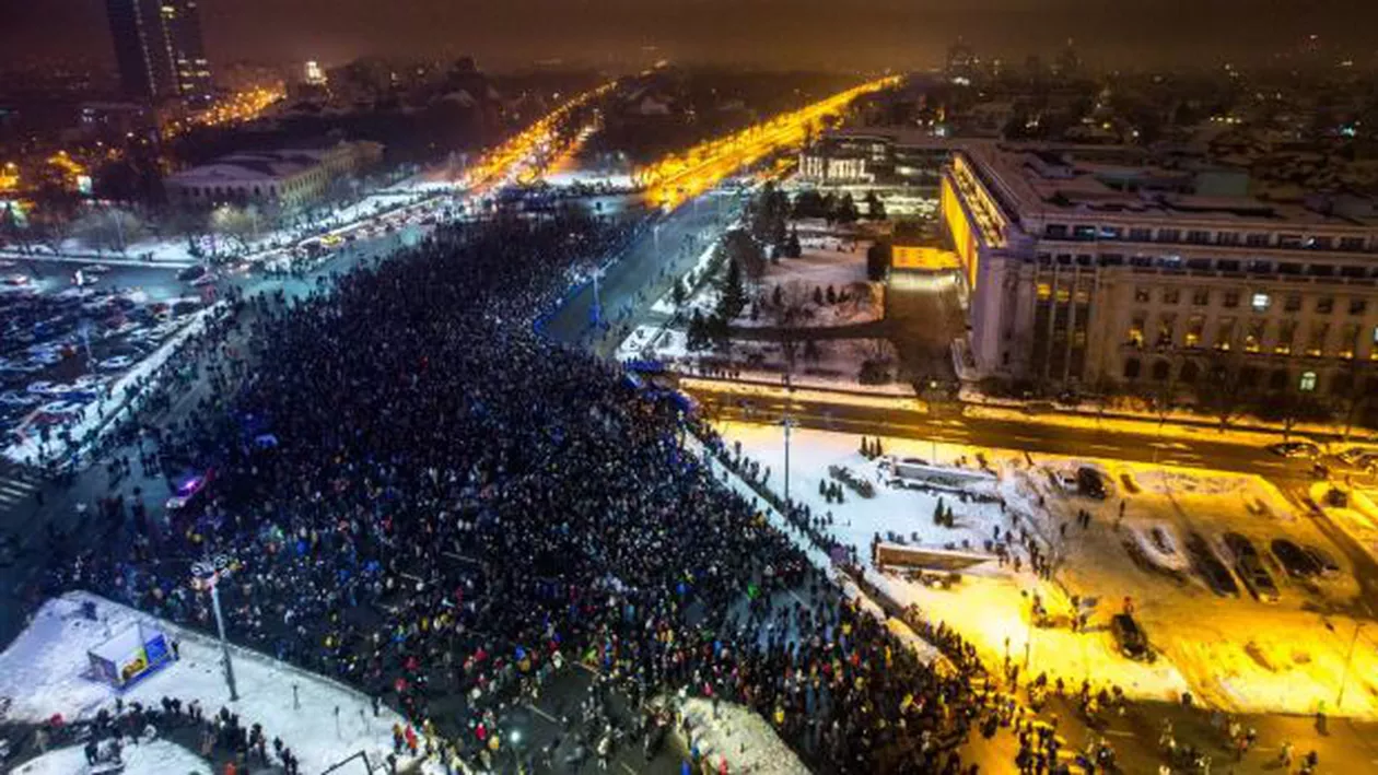 Protestatarii au rupt cordonul de jandarmi şi au protestat în fața sediilor PSD și ALDE. Manifestanții au început să plece acasă aproape de ora 22 (VIDEO)