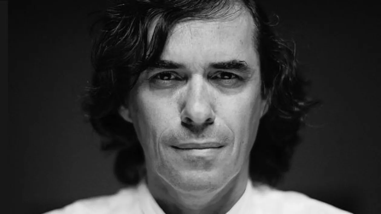 "MAFIA VREA SĂ SCAPE DE PUȘCĂRIE!" Cărtărescu: Poporul român n-a ales parlamentul ăsta de hoți, nici guvernul ăsta de semi-oligofreni și semi-analfabeți