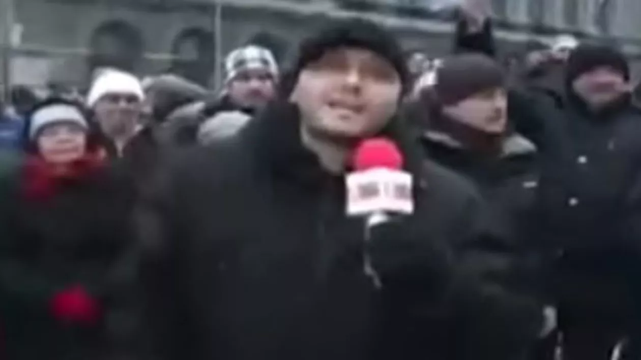 Imagini neprevăzute, ÎN DIRECT, la RTV. Un protestatar a luat microfonul reporterului și a făcut afirmații SCANDALOASE (VIDEO)