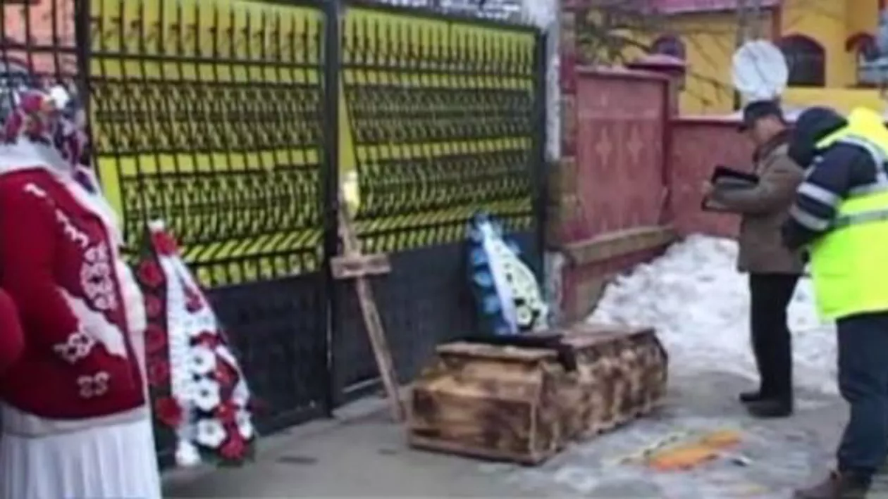Ameninţare macabră în Hârlău: Un sicriu a fost lăsat în faţa porţii bulibaşei romilor (VIDEO)