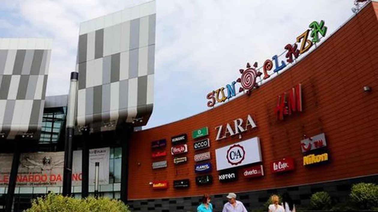 INCENDIU într-un centru comercial din Capitală: Trei persoane au fost transportate la spital (VIDEO)