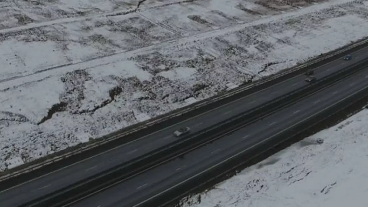 PERICOL IMINENT! Autostrada Meșterului Manole: Dealul Bucium a luat-o la vale și este gata să înghită tronsonul Sibiu-Orăștie (VIDEO)