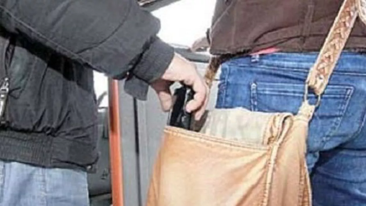 AMINTIRI DIN VIITOR: Bărbat eliberat din penitenciar, prins când fura un telefon într-un autobuz