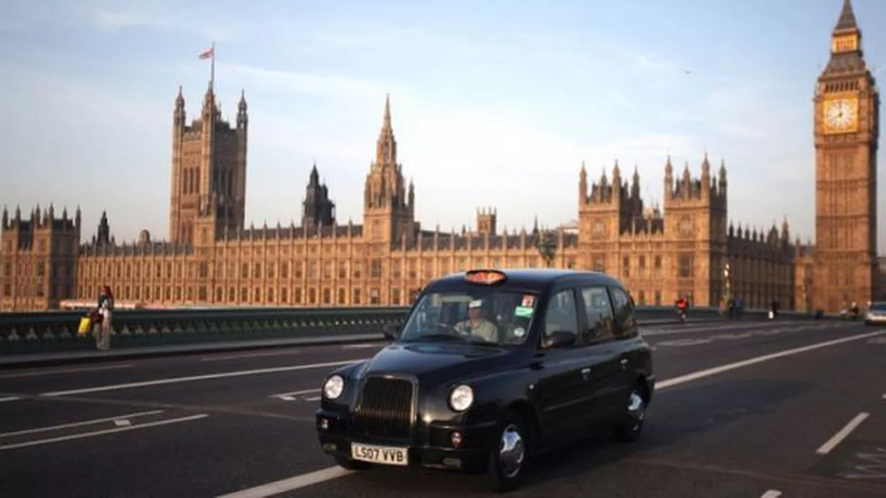 MĂSURI MAJORE privind POLUAREA: Londra urmează exemplul Ungariei și al Germaniei și impune NOI TAXE șoferilor