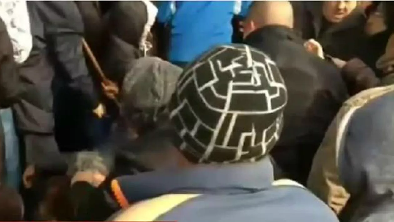 ÎMBULZEALĂ de nedescris la inaugurarea unei piețe din Craiova: Oamenii s-au CĂLCAT ÎN PICIOARE pentru niște tichete cadou de 20 de lei (VIDEO)