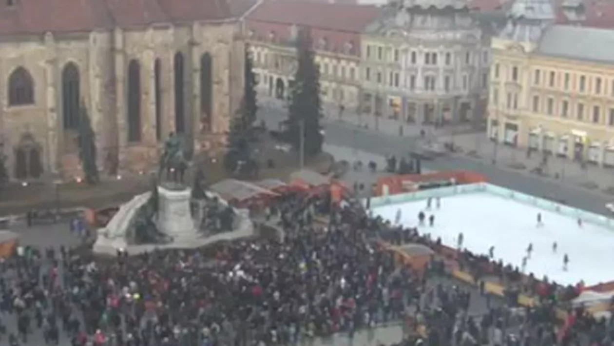PROTESTE ANTI-GRAȚIERE: Mii de clujeni au ieșit din nou în stradă. "Uniţi, salvăm toată România!”, printre mesajele afișate de manifestanți