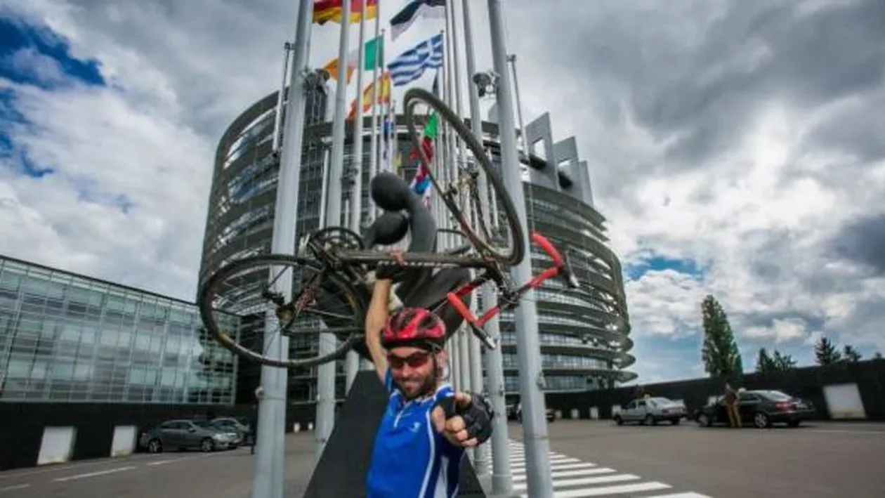Angajaţi ai Parlamentului European AU PEDALAT de la Bruxelles la Strasbourg, împotriva poluării. Ce român s-a aflat printre ei
